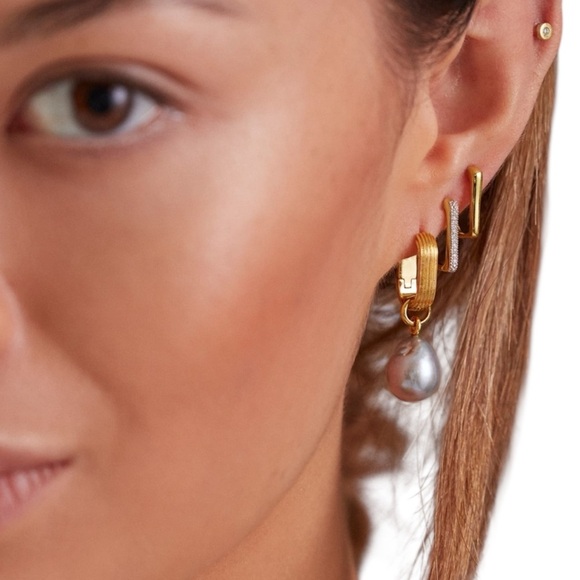 MONICA VINADER EUC Groove huggie earings 18 karat Gold plated - Picture 7 of 12